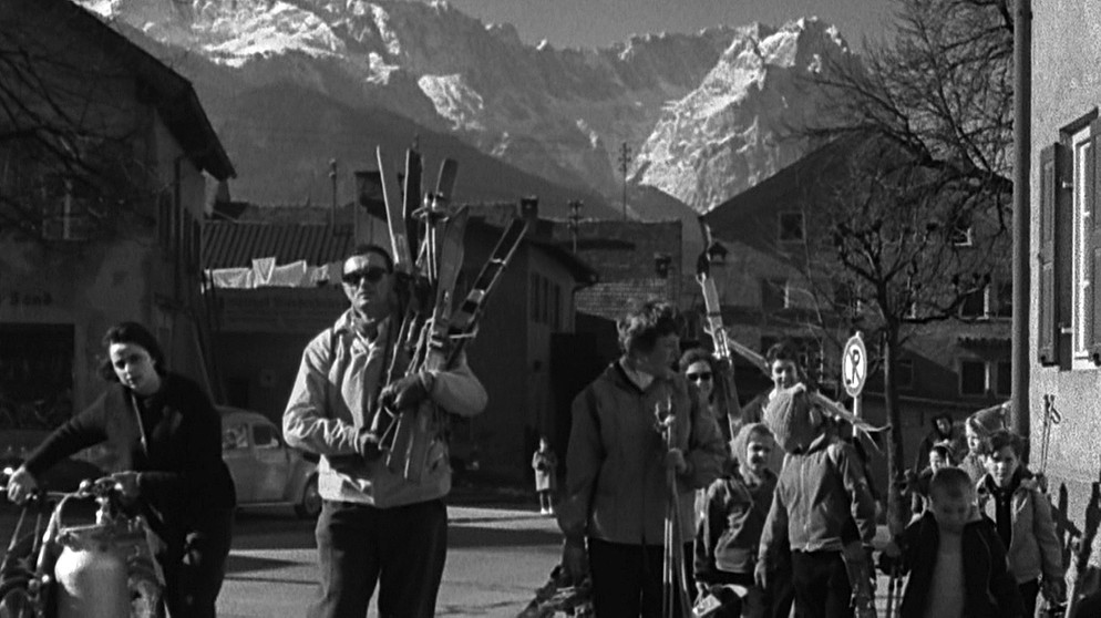 Ski-Touristen in Garmisch-Partenkirchen in den 60er-Jahren. | Bild: BR