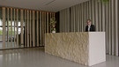 Bauen mit heimischem Stein: Für ein Eichstätter Hotel hat Mario Gruber einen drei Tonnen schweren Empfangstresen aus Kalkstein zugeschnitten | Bild: BR