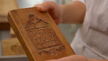 Altes Holzmodel mit dem Alphabet aus Katharina Ratzingers Familie | Bild: BR/Petra Schütz