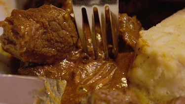 In ihrer Gastwirtschaft in Staudach kochen die Schwinghammers das Ochsengulasch mit Fleisch aus der Wade. | Bild: BR/Daniel Delbeck