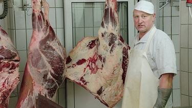 Landmetzger Edi Kieswimmer weiß, wie vermeintlich minderwertiges Fleisch auch als Braten gelingt. | Bild: BR