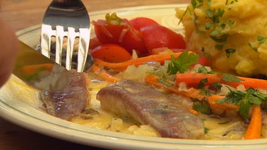 Kochgeschichten: Heimischer Fisch:  Schleien in feiner Kräuter-Senfsoße | Bild: BR