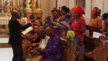 Afrikanische Gemeindemitglieder in Mittenwald beim Gottesdienst | Bild: BR