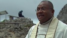 Pfarrvikar Gerald Njoku hält eine Bergpredigt | Bild: BR