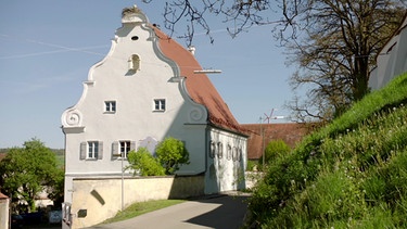 Pfarrhofgeschichten: Denkmalgeschützter Pfarrhof in Rennertshofen bei Neuburg/D. | Bild: BR