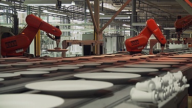 Roboter im Porzellanwerk von Erbendorf | Bild: BR/Thomas Katze