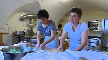 In Gsies im Pustertal 'Beim Kahn-Wirt' kochen drei Schwestern, die Wirtin Rita, Nella und Lidia. | Bild: BR/Rupert Heilgemeir