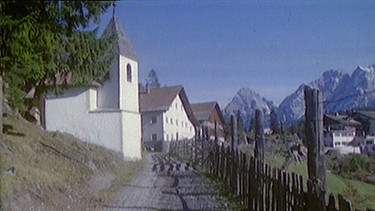 Wallfahrtskapelle am Ortseingang vom 1210 Meter hoch gelegenen Weiler Fernpaß, 1974 | Bild: BR