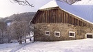 Unter unserem Himmel - Winter im Wegscheider Land: Winterlich verschneites Haus im Weiler Spiesbrunn | Bild: BR