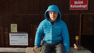 Cajus Heinzmann bedient den kleinen Skilift am Katzenkopf ehrenamtlich. | Bild: BR