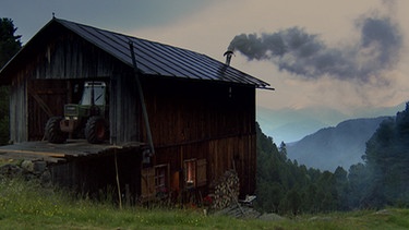 Frühmorgens und auf Latschenbrenner-Hütte raucht noch der Kamin.  | Bild: BR