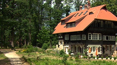 Der Film Villengeschichten besucht auch die Besitzer einer Schwarzwaldvilla, allerdings befindet sich diese in Oberfranken.  | Bild: BR