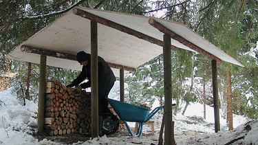 Klaus Röder baut sich ein überdachtes Holzlege im Wald. | Bild: BR