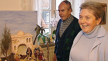 Das Sammlerpaar Ludwig und Rosa Neumaier haben vor 18 Jahren ihre ersten Krippenfiguren gekauft. | Bild: BR