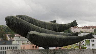 Skulptur von Heinz Theuerjahr auf einer Brücke in Passau. | Bild: BR/Michael Maylandt