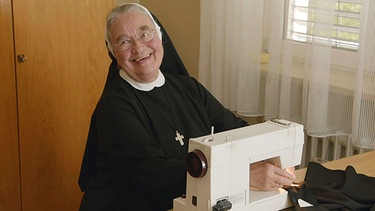 Schwester Engelharda ist die Schneiderin im Kloster der Franziskusschwestern in Vierzehnheiligen. | Bild: BR/Jürgen Katzur