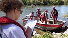 Die Leiterin der Volkacher Wasserwacht Sylvia Voit beurteilt die gespielte Rettungsaktion der angehenden Wasserretter. | Bild: BR/Tom Mandl