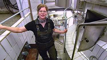 Birgit Detter aus Graming bei Altötting ist Braumeisterin und hat mit ihrem Bier bereits zweimal hintereinander den "European Beerstar" gewonnen. | Bild: BR