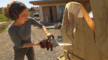 Bildhauerin Valeria Weissbrodt aus Steingaden arbeitet an einer Holzskulptur für eine kleine Kapelle. | Bild: BR