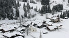 Unter unserem Himmel - Winter im Lechtal: Luftansicht auf ein schneebedecktes Dorf, umgeben von Tannen | Bild: BR
