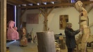 Unter unserem Himmel - Winter im Wegscheider Land: Der Bildhauer Michael Lauss gestaltet eine Figur aus Holz | Bild: BR