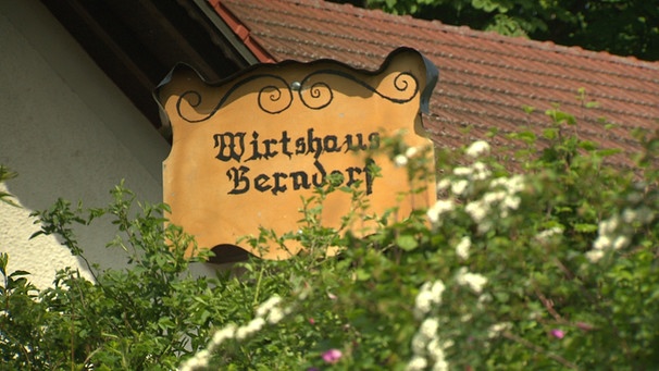 Unter unserem Himmel - Wirtshäuser in Niederbayern: Das Schild vom Wirtshaus Berndorf | Bild: BR