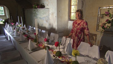 Unter unserem Himmel - Zeit für Rosen: Die Dekorateurin Henriette Dornberger steht vor einem gedeckten Tisch. | Bild: BR