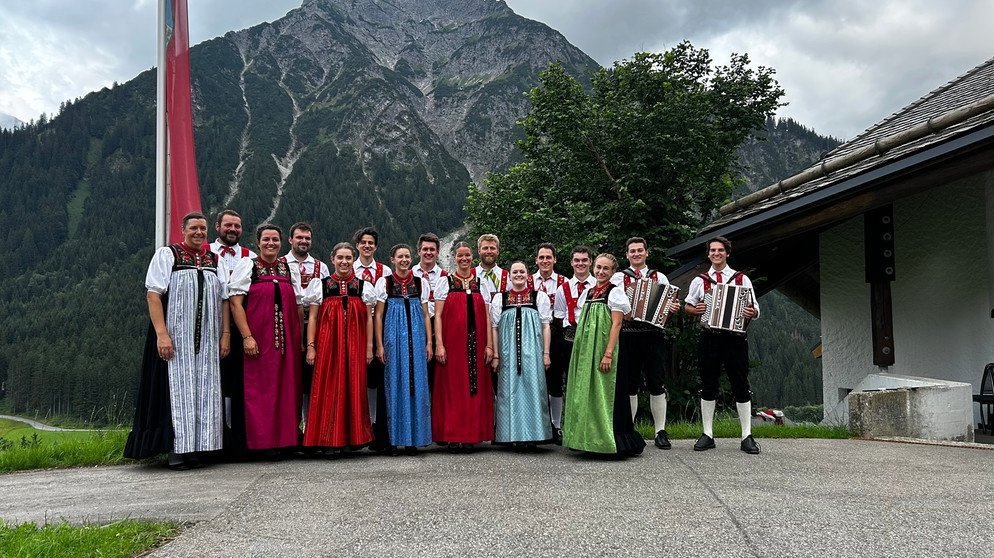 Die Trachtengruppe des Trachtenvereins Kleinwalsertal mit Musikanten. | Bild: BR/Constantin Entertainment GmbH