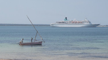 Die "Weiße Lady" liegt auf Reede vor der Insel Ilha de Mozambique (Mozambique Island). | Bild: BR/Bewegte Zeiten Filmproduktion GmbH/Andrea Wörle