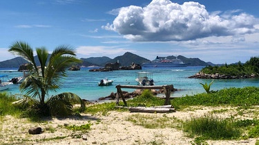 Blick vom Strand der Seychellen-Insel Praslin auf die "Weiße Lady". | Bild: Bewegte Zeiten Filmproduktion GmbH/BR