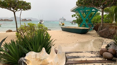 Trotz Regen paradiesisches Flair am Strand der Seychellen-Insel La Digue. | Bild: Bewegte Zeiten Filmproduktion GmbH/BR/Gerrit Mannes