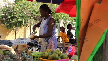 Marktstand in Accra, der Hauptstadt von Ghana. | Bild: BR/Bewegte Zeiten Filmproduktion GmbH/André Goerschel