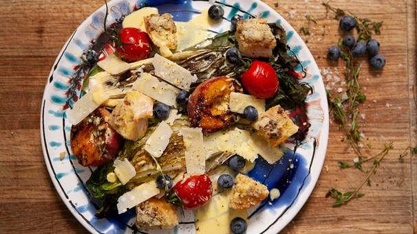 Gegrillter Salat mit Pfirsichen und Pilz-Ciabatta | Bild: BR / Sebastian Fery