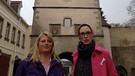 Stadtführerin Monika Iffert und "weiß blau"-Moderatorin Annett Segerer vor dem Höhntor, dem Wahrzeichen von Bad Neustadt an der Saale. | Bild: BR