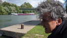 Wolfgang Binder sitzt am Mainufer bei Ochsenfurt | Bild: BR