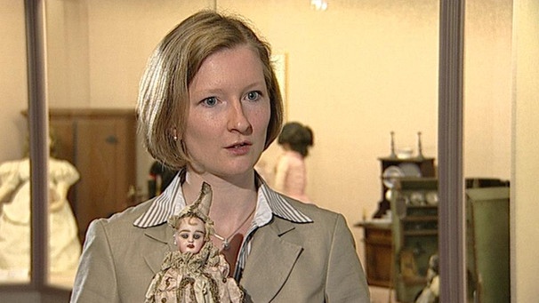 Das Puppenmuseum in Coburg hat überregionales Ansehen. Christine Spiller, die langjährige Leiterin, mit einer der zahlreichen Puppen aus dem 19. und 20. Jahrhundert. | Bild: BR