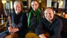 Kurt Schwarzbauer bei den Dreharbeiten zusammen mit Gitarrist Peter Maklar (rechts im Bild) und Moderatorin Annett Segerer | Bild: BR