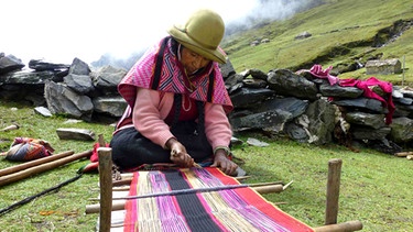 Q'ero-Frau in den Anden webt aus Alpakawolle Trachten.  | Bild: BR/Angelika Vogel