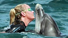 Ute Margreff mit Delfin Mara | Bild: NDR/NDR/Roland Gockel