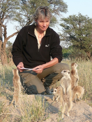 Prof. Dr. Marta Manser bei den Dreharbeiten mit den Erdmännchen in der Kalahari | Bild: BR/Prof. Dr. Marta Manse