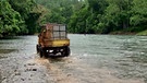 Flussdurchquerung mit drei Orang-Utans | Bild: BR/tigerbaby.tv