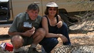 Die beiden Biologen Margie und Gus Mills mit Gepard | Bild: BR/Gus Mills
