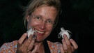 Dr. Hiltrud Cordes mit Meeresschildkröten | Bild: BR/Turtle Foundation