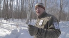 Sergej Aramilew, Direktor des Zentrums "Amur-Tiger" leitet die Winterzählung | Bild: BR/Zentrum Amur-Tiger Wladiwostok