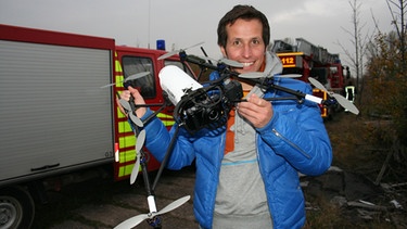 Willi mit einer Drohne. | Bild: BR/megaherz gmbh/