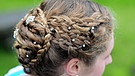 Eine Frisur mit einem 4er-Zopf und Perlen im Haar | Bild: Loretta Vinko