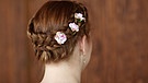 Ein Kranzal mit Blumen im Haar | Bild: Loretta Vinko