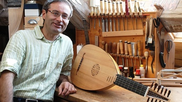 Lautenbauer Urs Langenbacher in seiner Doppelwerkstatt für Geigen-, Gitarren- und Lautenbau | Bild: privat