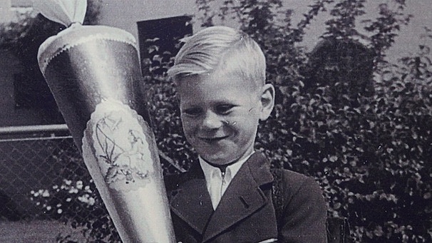 Rudi Rösler an seinem ersten Schultag mit Schultüte | Bild: BR