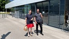 Marcus Elbl wird von "Wir in Bayern"-Mitarbeiterin Evelyn Kupka auf dem Gelände des BR empfangen. | Bild: BR/Andreas Krug
